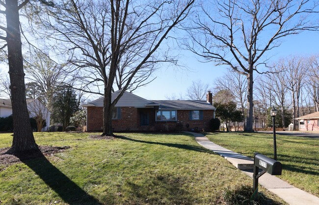 Building Photo - Welcome Home to Pinedale Farms in Westend!