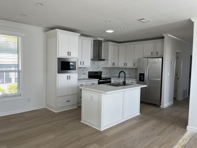 Building Photo - 7815 Lakeshore Dr