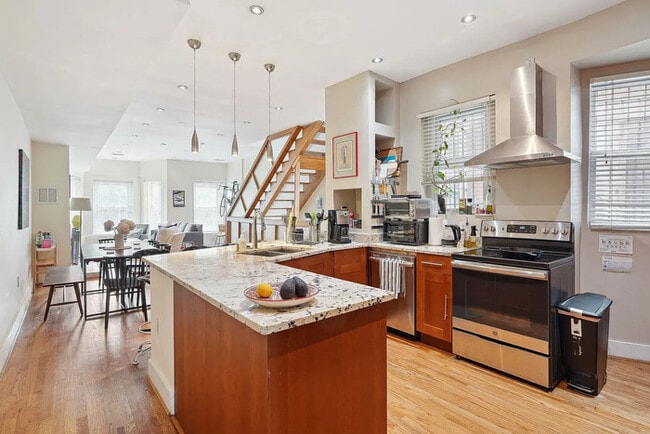 Building Photo - Modern 3BR/3BA Condo with Outdoor Space & ...
