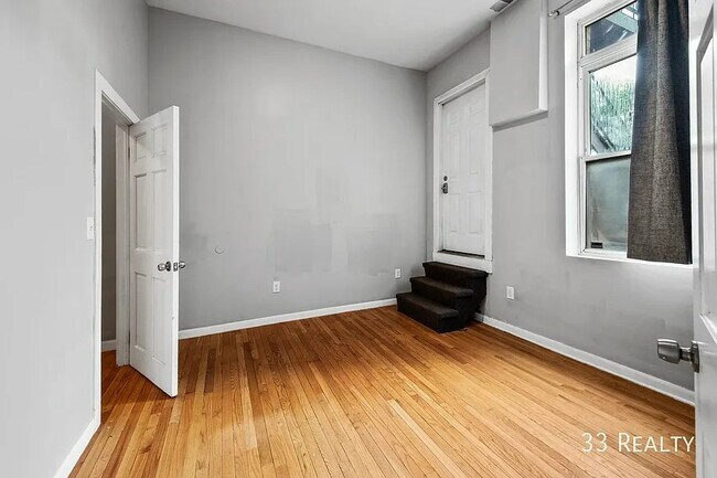 Building Photo - Spacious 4b/2b Top Floor, Wicker Park Avail July 1st!