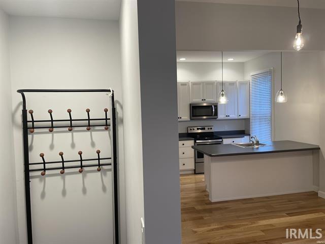 Building Photo - 726 W 6th St