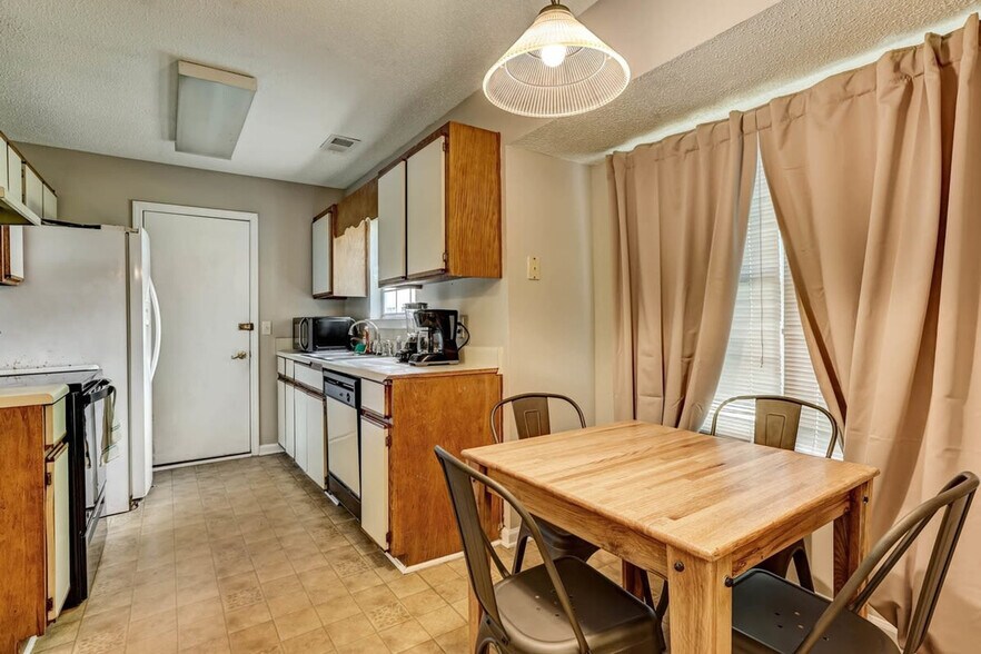 Building Photo - 170 Laurelwood Dr