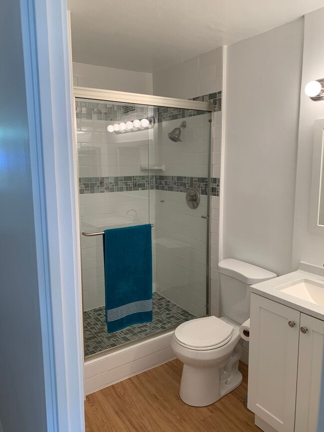 Building Photo - Fully Furnished. Updated. Waikiki (No parking)