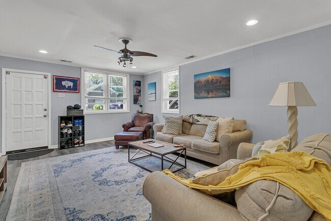 Building Photo - Charming West Ashley Bungalow