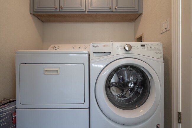 Building Photo - ***Exceptional 3BR/2.5BA Residence in Prime *** San Leandro Location