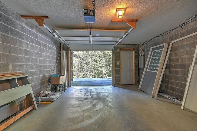 Building Photo - Charming Renovated 2 bedroom/ 3 bath Townhome Near Bristol Country Club – Prime Location!