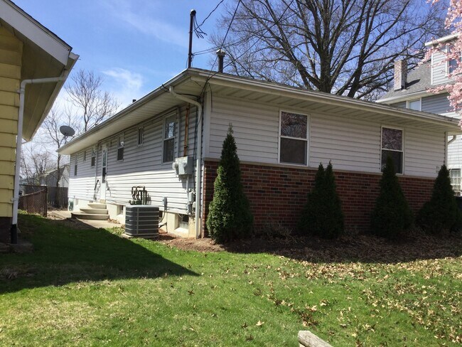 Building Photo - $1142  includes water, sewer and trash for this very clean  2 Bedroom twinplex with central air