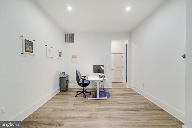 Building Photo - 18120 Moss Gdn Rd