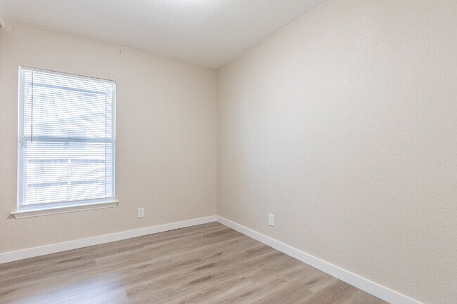Building Photo - 1366 Bayou Dr