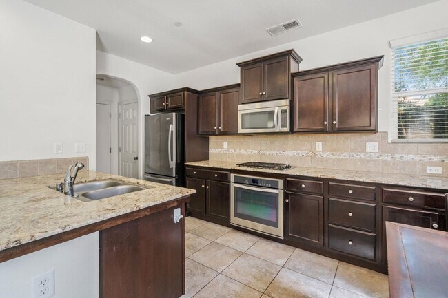 Building Photo - Newly Built 4/2.5 in Northwest Fresno Gate...