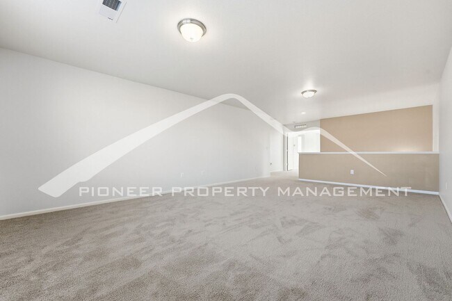 Building Photo - Gorgeous Home with Central AC and Washer/D...