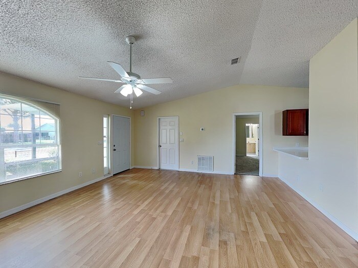 Building Photo - 137 Rebecca Dr NE