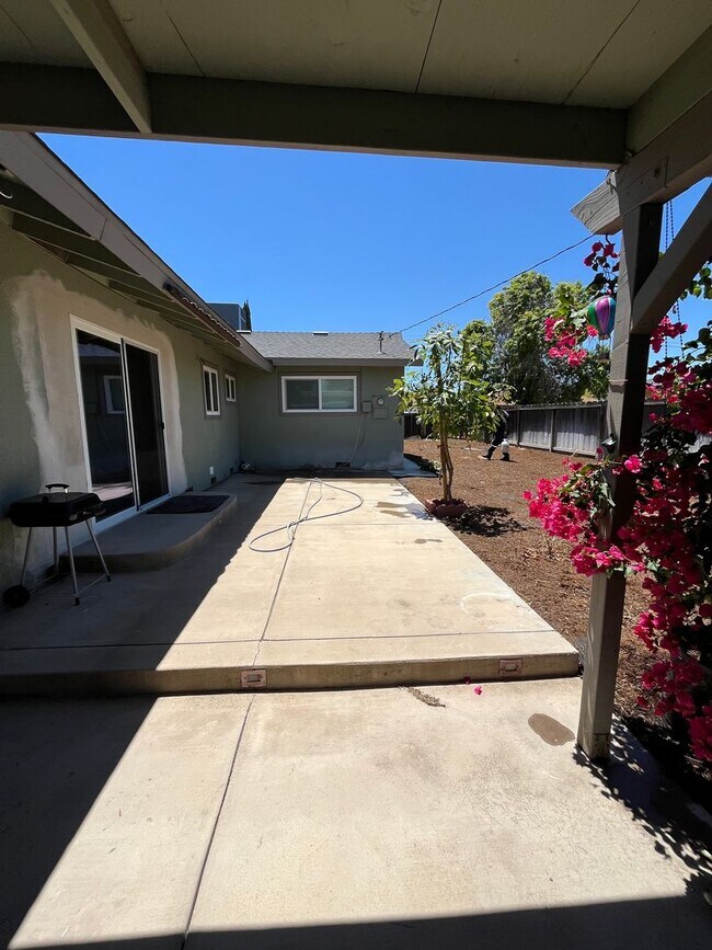Building Photo - Available Now! Move-In Ready