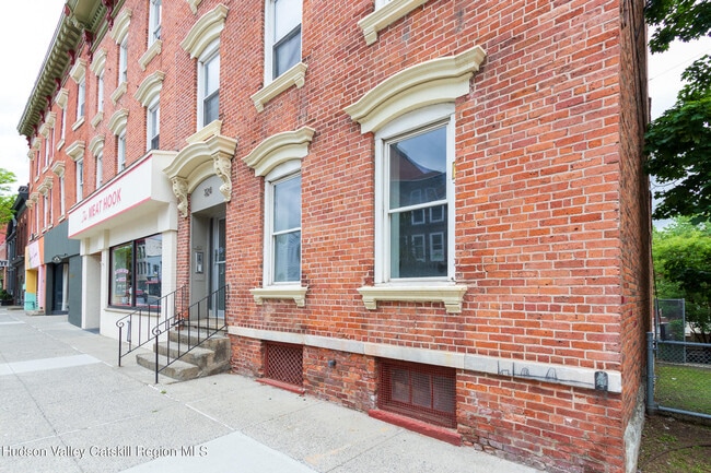 Primary Photo - 324 Warren St