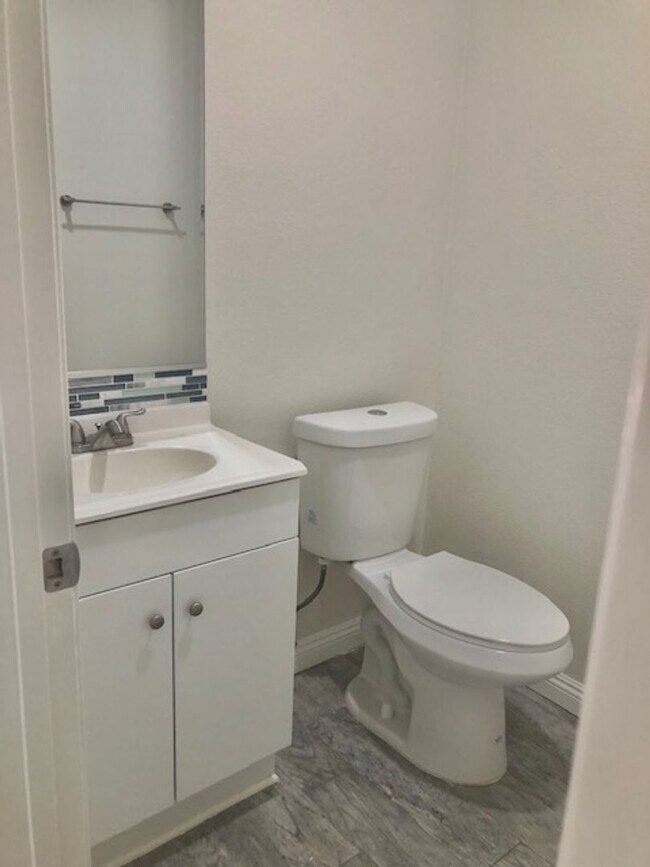 Building Photo - Charming 3 Bedroom, 2.5 Bath end unit Town...