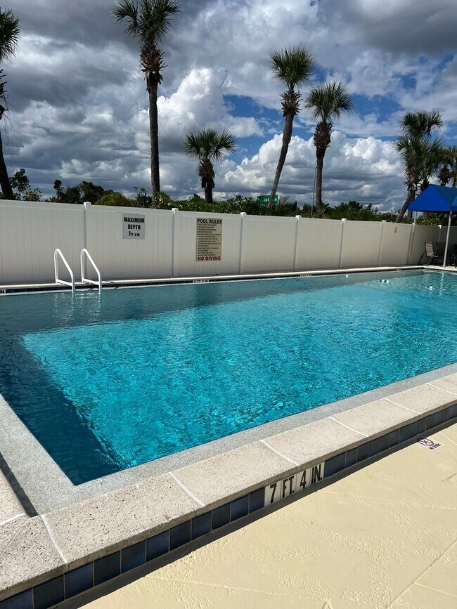 Building Photo - Located on the Myakka River in El Jo Bean  2nd floor