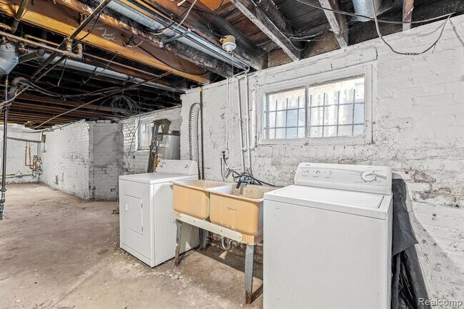 Building Photo - 739 Delaware St