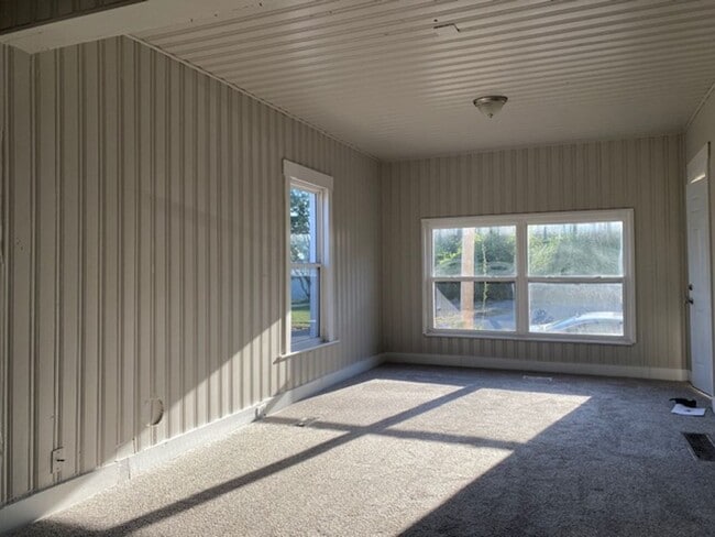 Building Photo - 2 bed 1 full bath and 1 half bath home for...