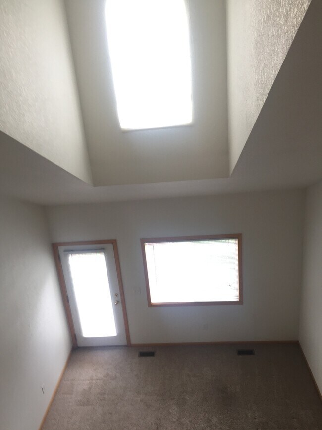 Building Photo - Beautiful 2 Bedroom + Loft Townhome in Lov...