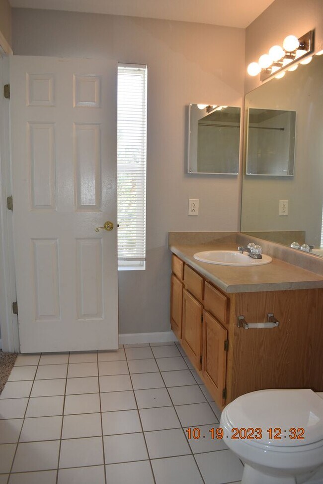 Building Photo - Spacious 2 bed + bonus room / Littleton Condo, Wonderful Location