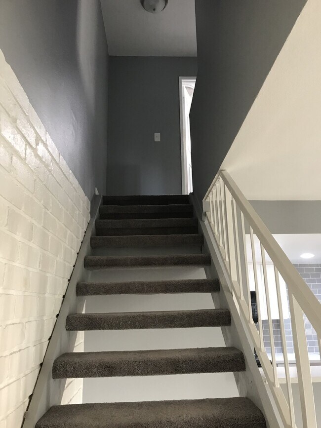 Building Photo - Coming Soon - Gorgeous 2 bedroom / 1 bathroom in Marina Village