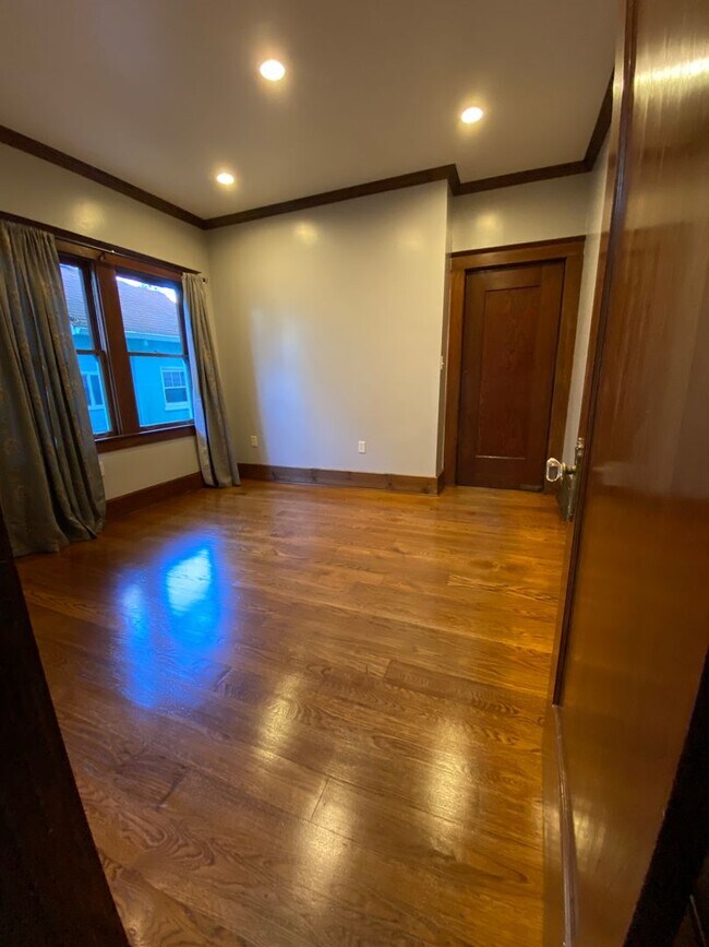 Building Photo - 3 Bed | 2 Bath | McKinley Park Area — $3,375/Month