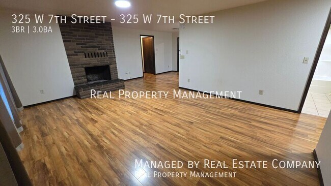 Building Photo - 325 W 7th St