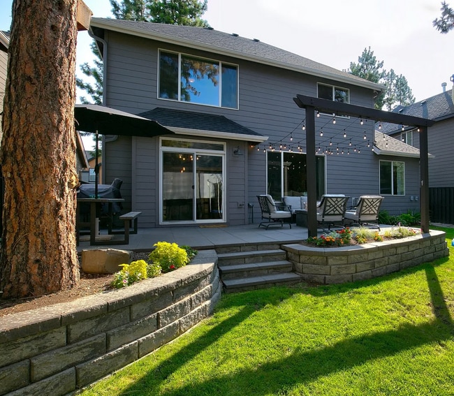 Building Photo - Gorgeous, Bright 4 Bedroom Home in SW Bend!