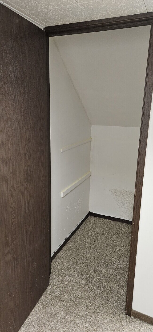 Building Photo - 2 Bed 1 Bath Daylight Basement property. P...