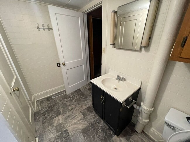 Building Photo - 2 bedroom 1 bath house available