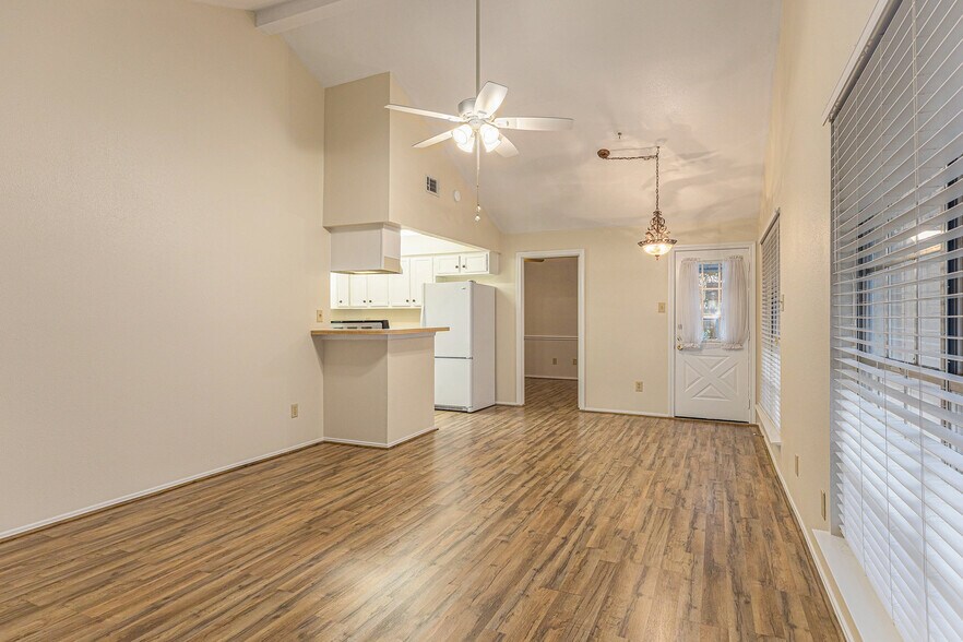 Building Photo - 508 Clarence St