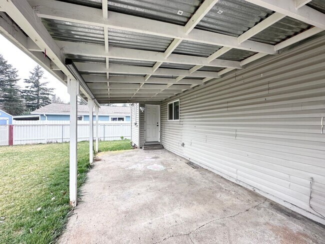 Building Photo - Single Family Home in SE Portland - Large ...