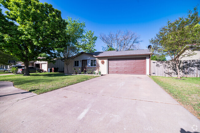 Building Photo - 1907 Greenhill Dr