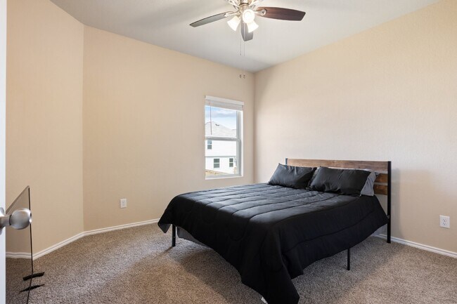 Building Photo - "Spacious 4-Bed Oasis with Granite Counter...