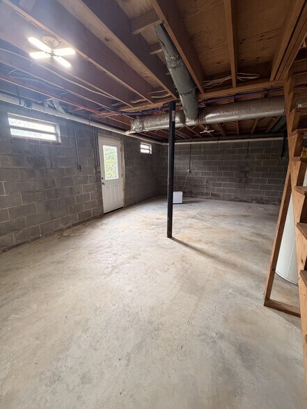 Building Photo - 682 Tower Hill Rd