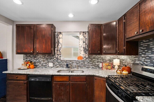 Building Photo - Well-Maintained 3-Bedroom Home – Ideal for Students & Professionals!