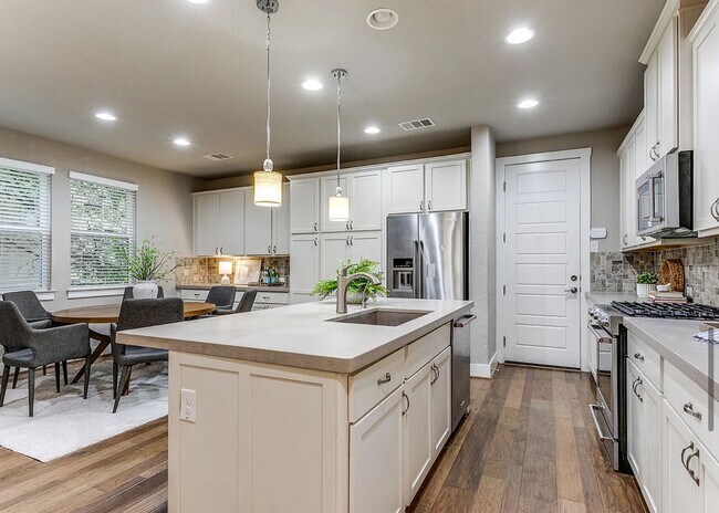 Building Photo - Townhome For Rent