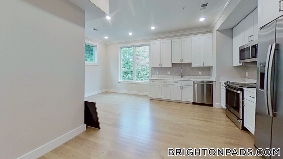 Building Photo - 104-106-106 Warren St