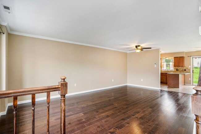 Building Photo - Beautiful Spacious Townhome