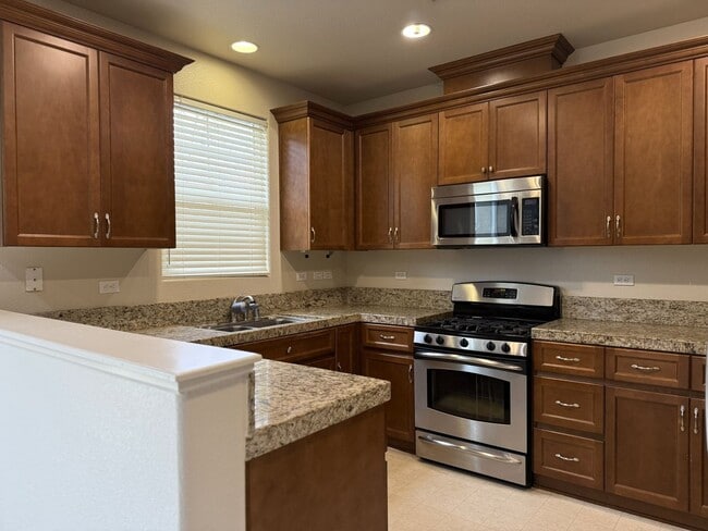 Building Photo - Pleasing 5/2 near college and UC