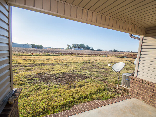 Building Photo - Privacy Fenced Yard!