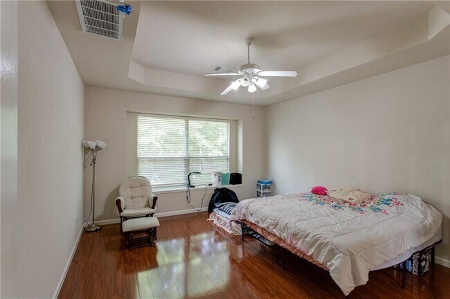 Building Photo - 15709 Belfin Dr