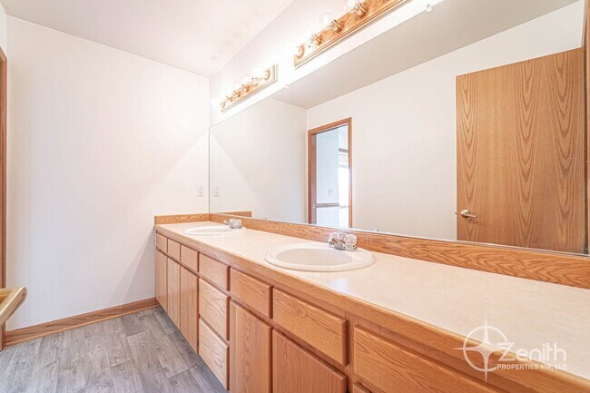 Building Photo - 5408 NE 101st Cir
