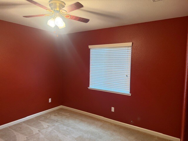 Building Photo - 4 bedroom 2.5 baths: formal living/dining