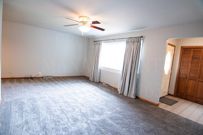 Building Photo - 4 Bedroom 2 Bath