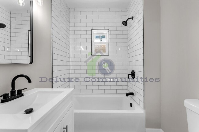 Building Photo - 724-724 Adams St SE