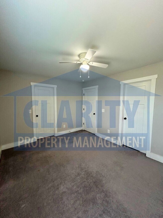 Building Photo - Modern townhome w/ master-on-main!