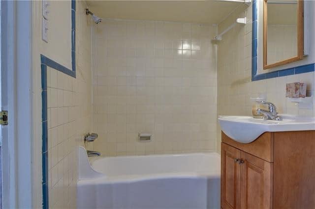 Bathroom - 6950 Hillcrest Ave