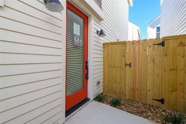 Building Photo - 881 Rachel St