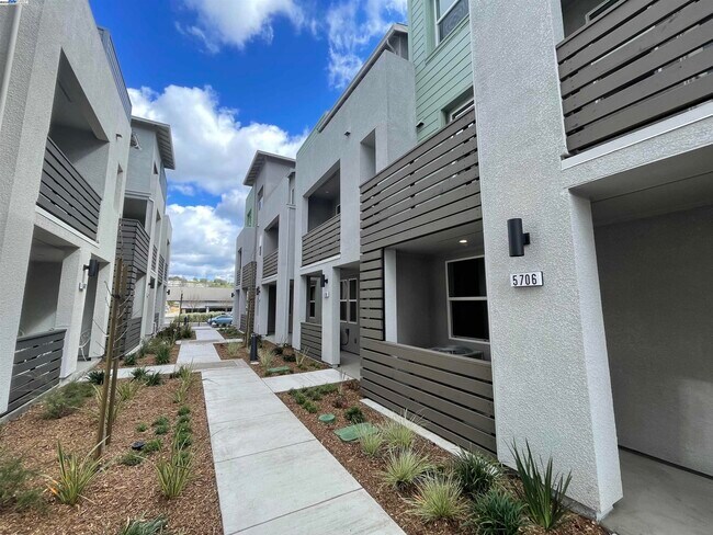 Primary Photo - 5708 Melon Ct